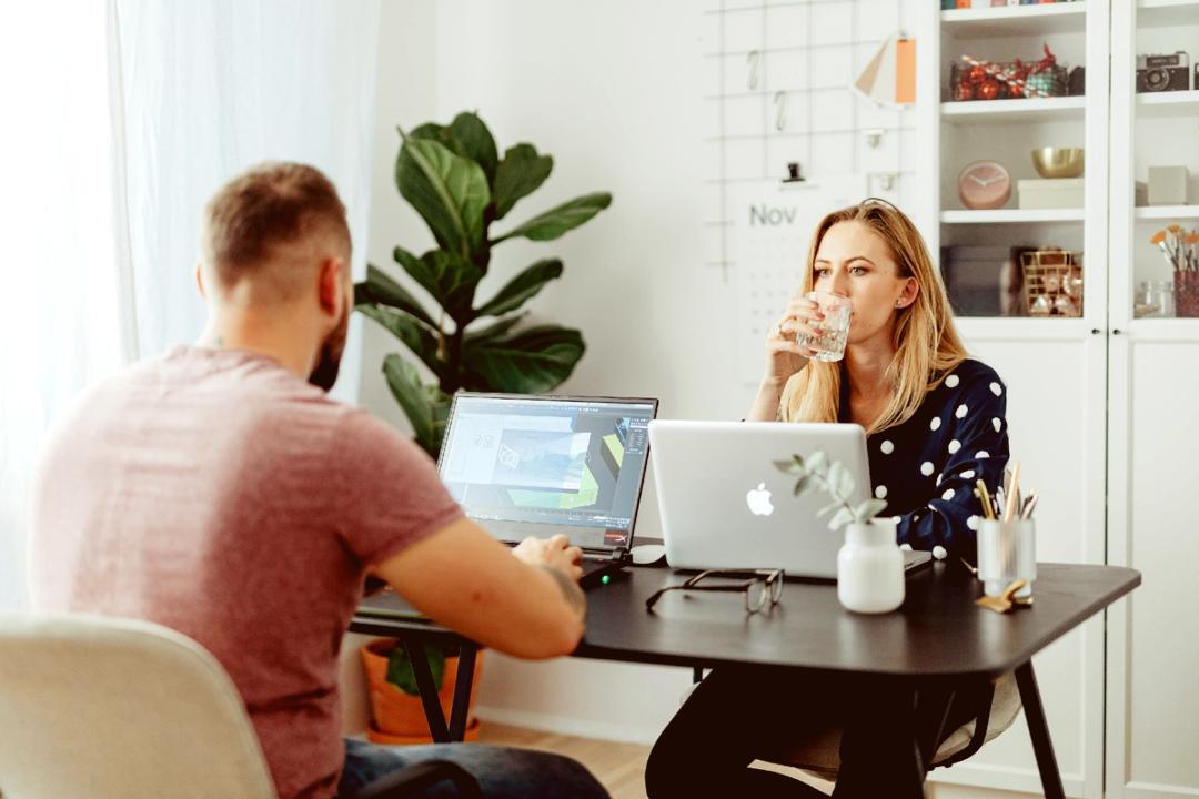 Espacio de trabajo colaborativo donde los equipos desarrollan proyectos educativos conjuntos
