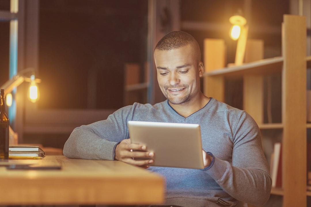 Estudiantes interactuando en plataforma educativa global